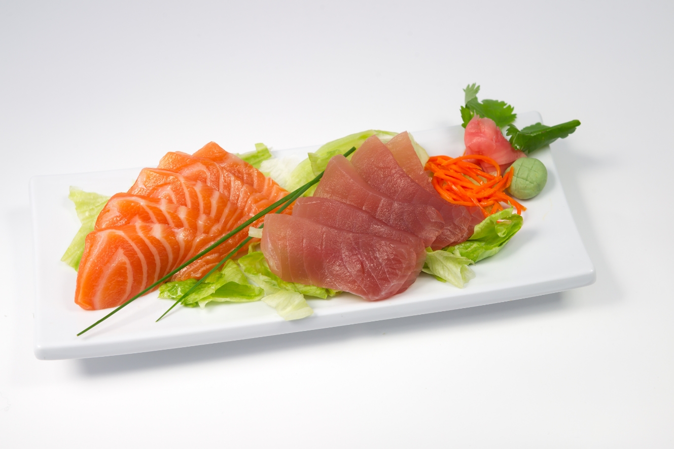 Plateau Japonais Saumon tranché délicieusement préparé par votre restaurant Take Took à Paris 19eme